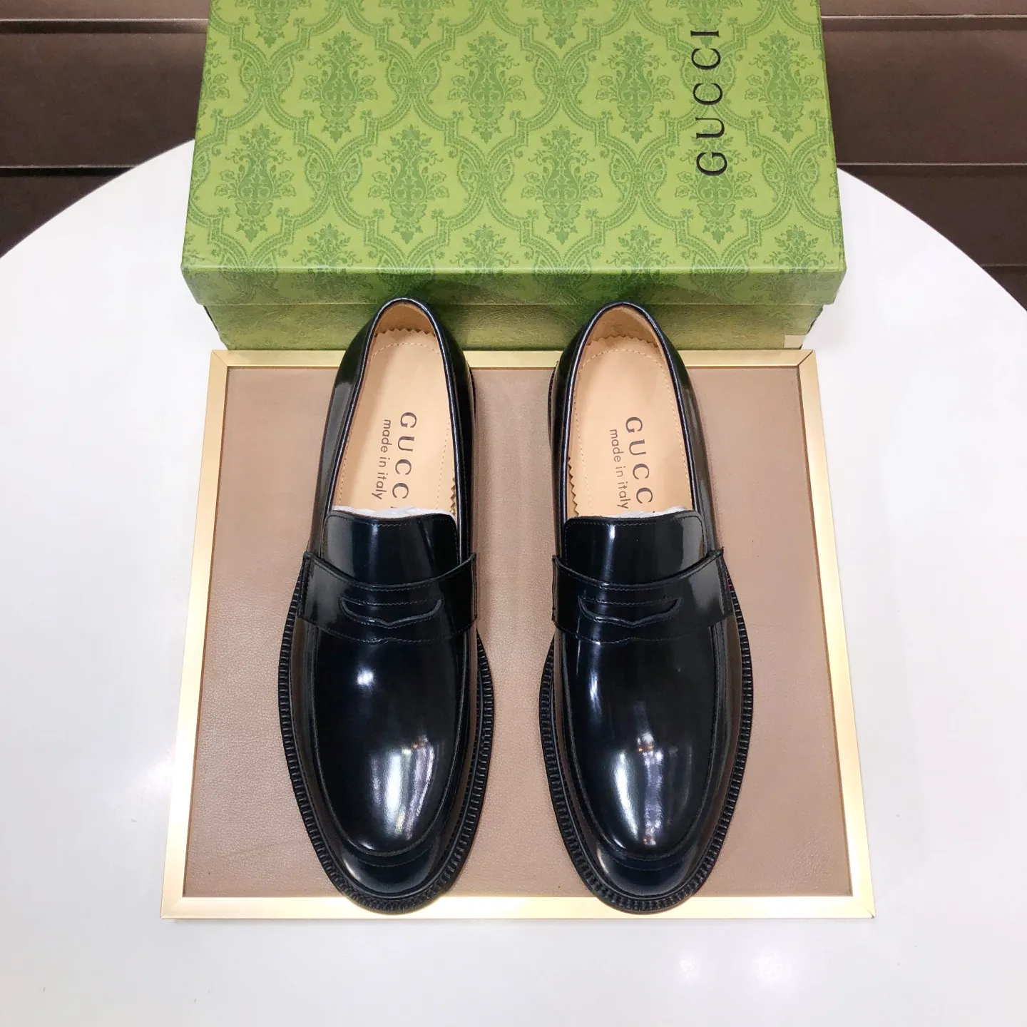Factory batch 500💰Italy’s top luxury men’s shoe giant (GUCCI) (Gucci) (full cowhide lining) new arrival🍃Original European style🔰 Pleasant to the eye😍In order to make the shoes more durable and non-deformable🌀The production continues to follow traditional methods but there is still no lack of innovation💪The original sheepskin is selected for the leather♻️Smooth, natural and extra bright⭐Made of imported cowhide The rich man’s first choice 38-45 (45 customized)